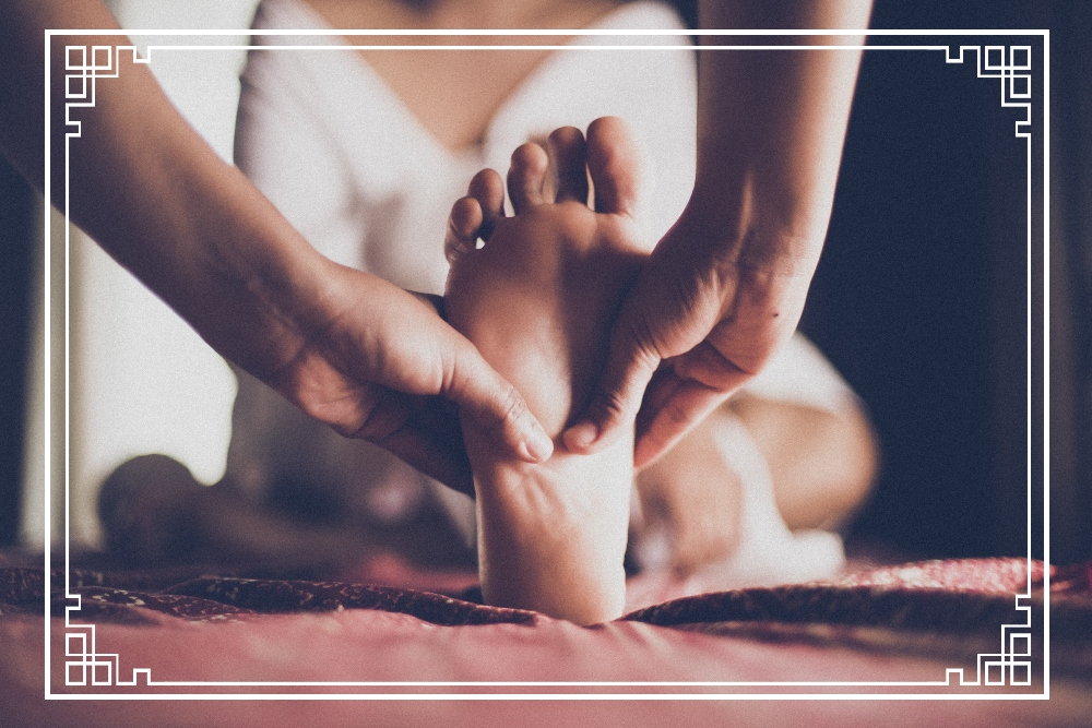 Hồi sinh đôi chân mệt mỏi với liệu trình Massage Chân 60 phút tại Lá Spa. Quy trình kết hợp ngâm chân thảo dược, bấm huyệt lòng bàn chân chuyên sâu và massage bắp chân giúp lưu thông khí huyết, giảm đau nhức và mang lại giấc ngủ sâu. [English] Revitalize tired feet with Lá Spa’s 60-minute Foot Massage. This procedure combines an herbal soak, deep sole reflexology, and calf massage to improve circulation, relieve pain, and promote restful sleep.